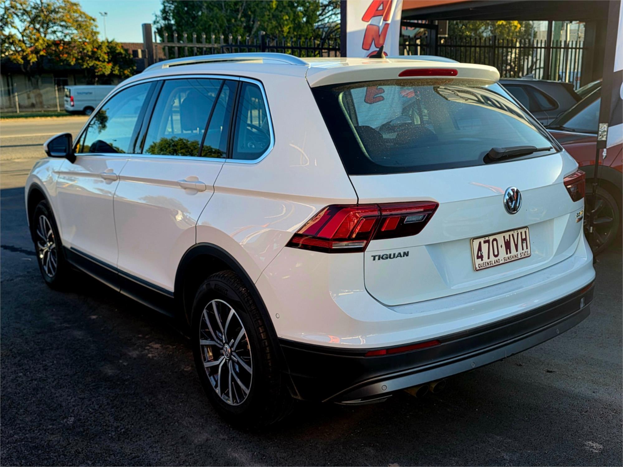 2016 Volkswagen Tiguan 110TDI in white, photo 4 of 20
