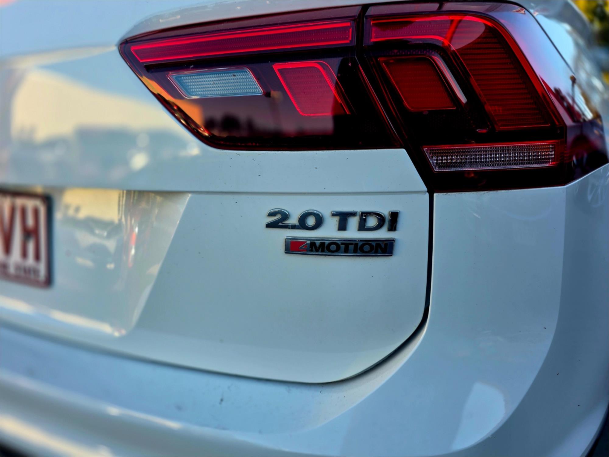 2016 Volkswagen Tiguan 110TDI in white, photo 7 of 20