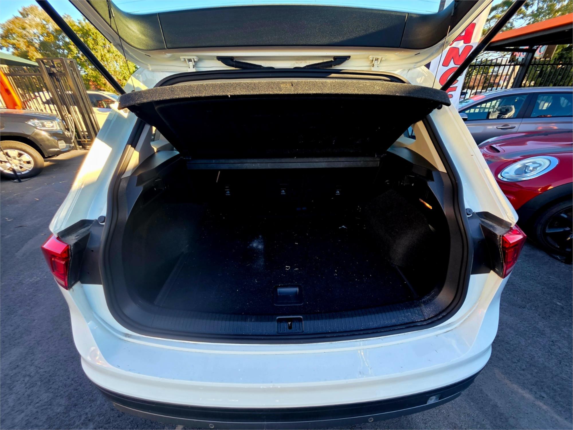 2016 Volkswagen Tiguan 110TDI in white, photo 8 of 20