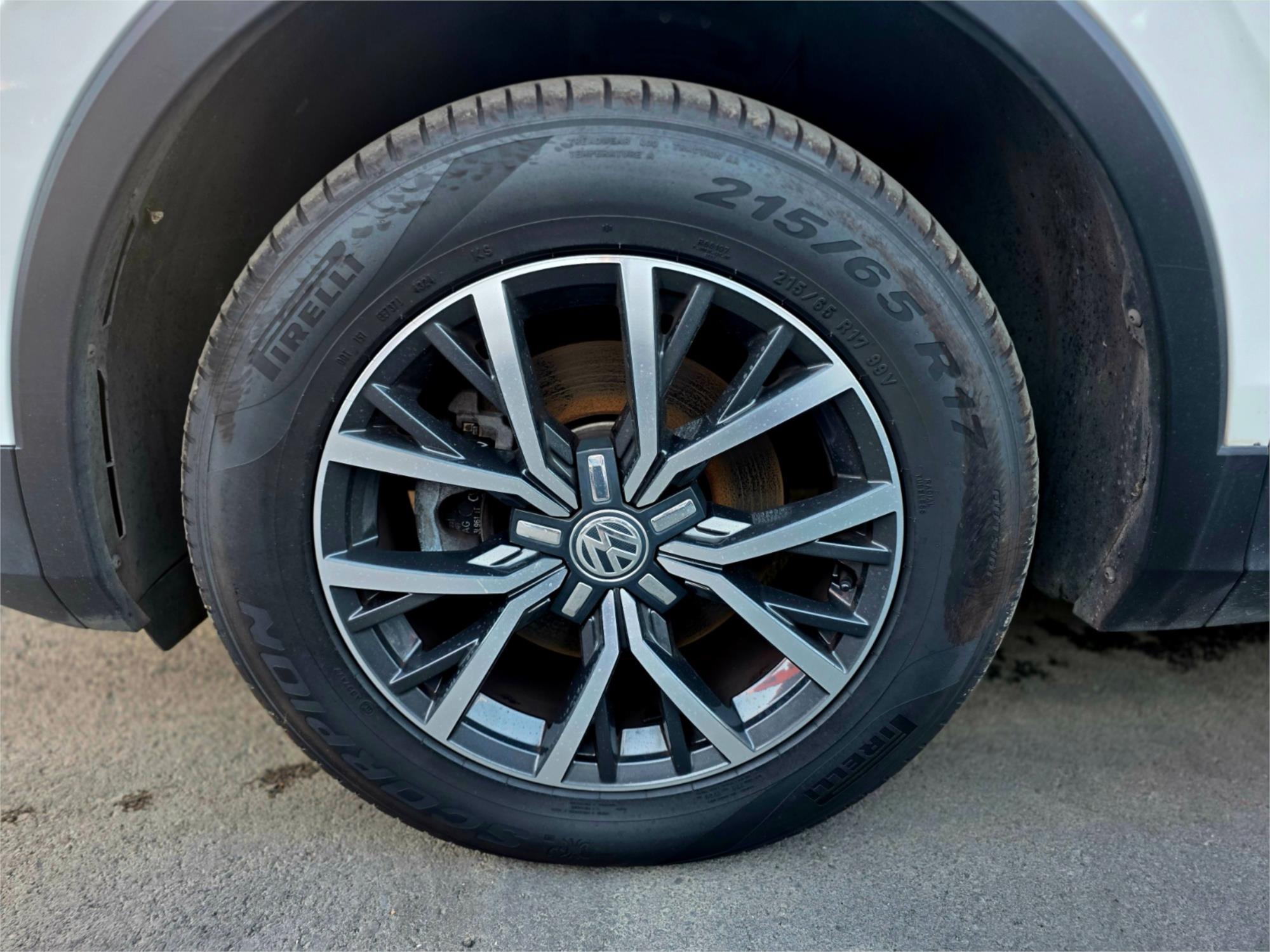 2016 Volkswagen Tiguan 110TDI in white, photo 9 of 20