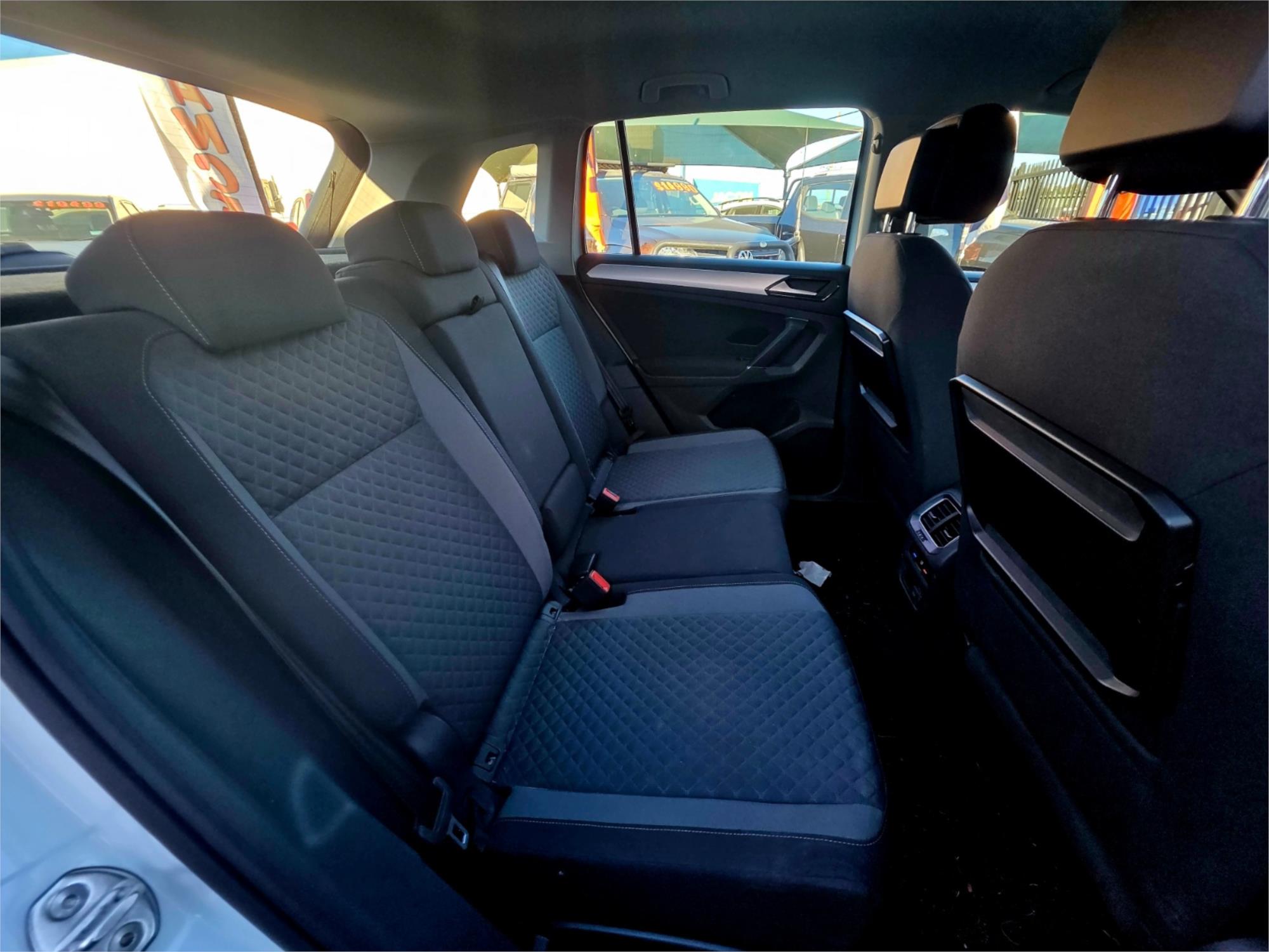 2016 Volkswagen Tiguan 110TDI in white, photo 10 of 20