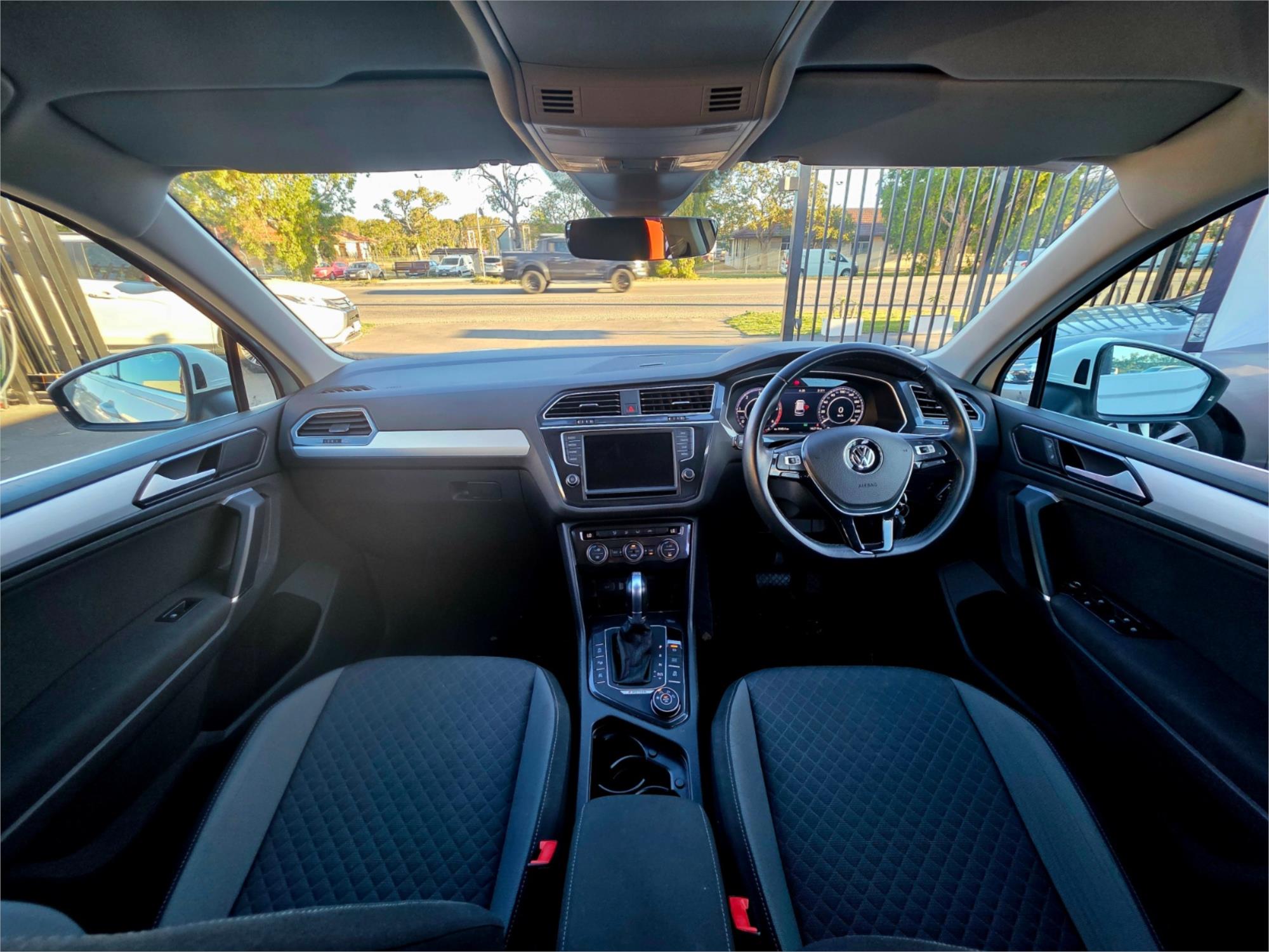 2016 Volkswagen Tiguan 110TDI in white, photo 11 of 20