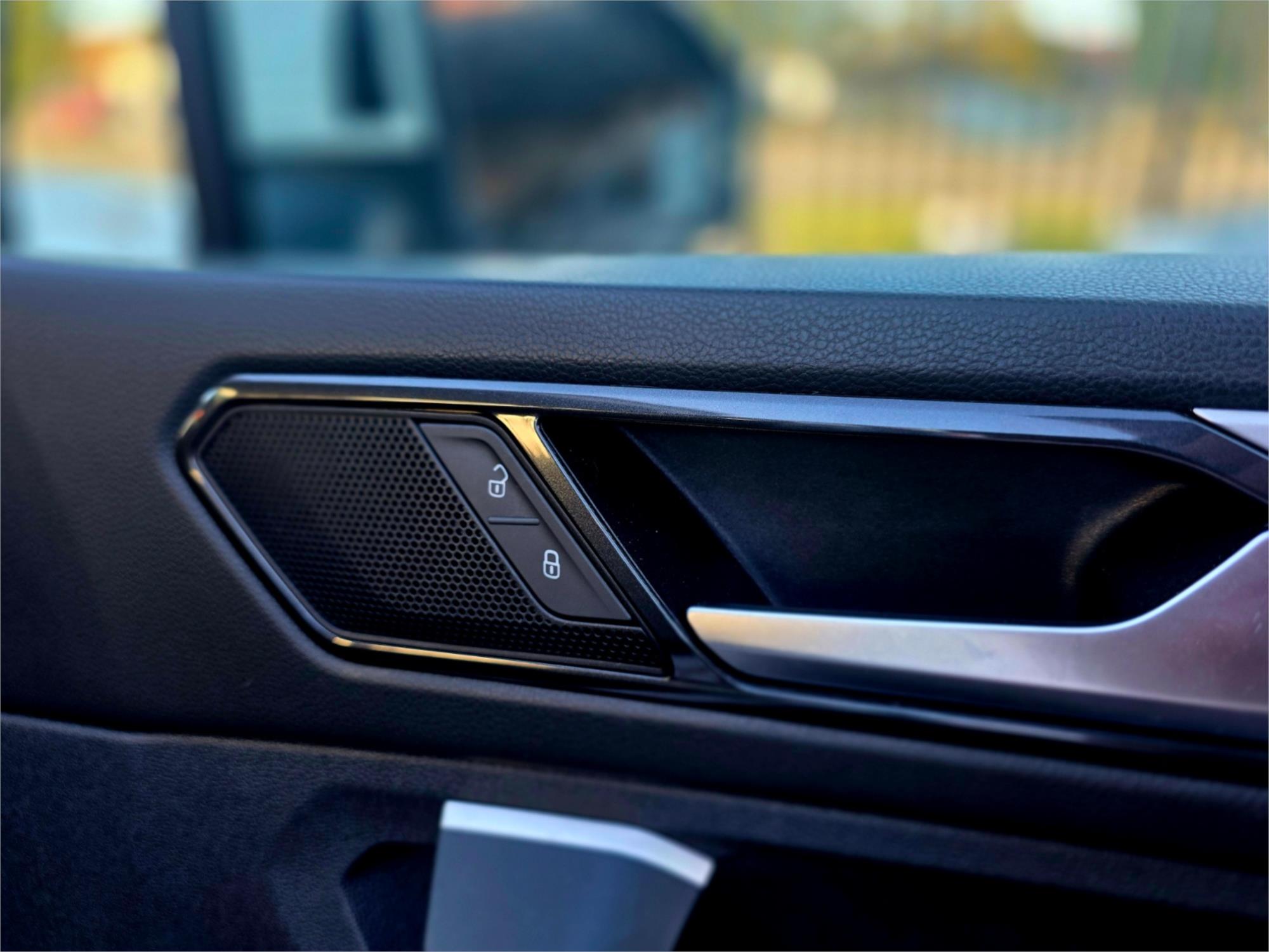 2016 Volkswagen Tiguan 110TDI in white, photo 13 of 20