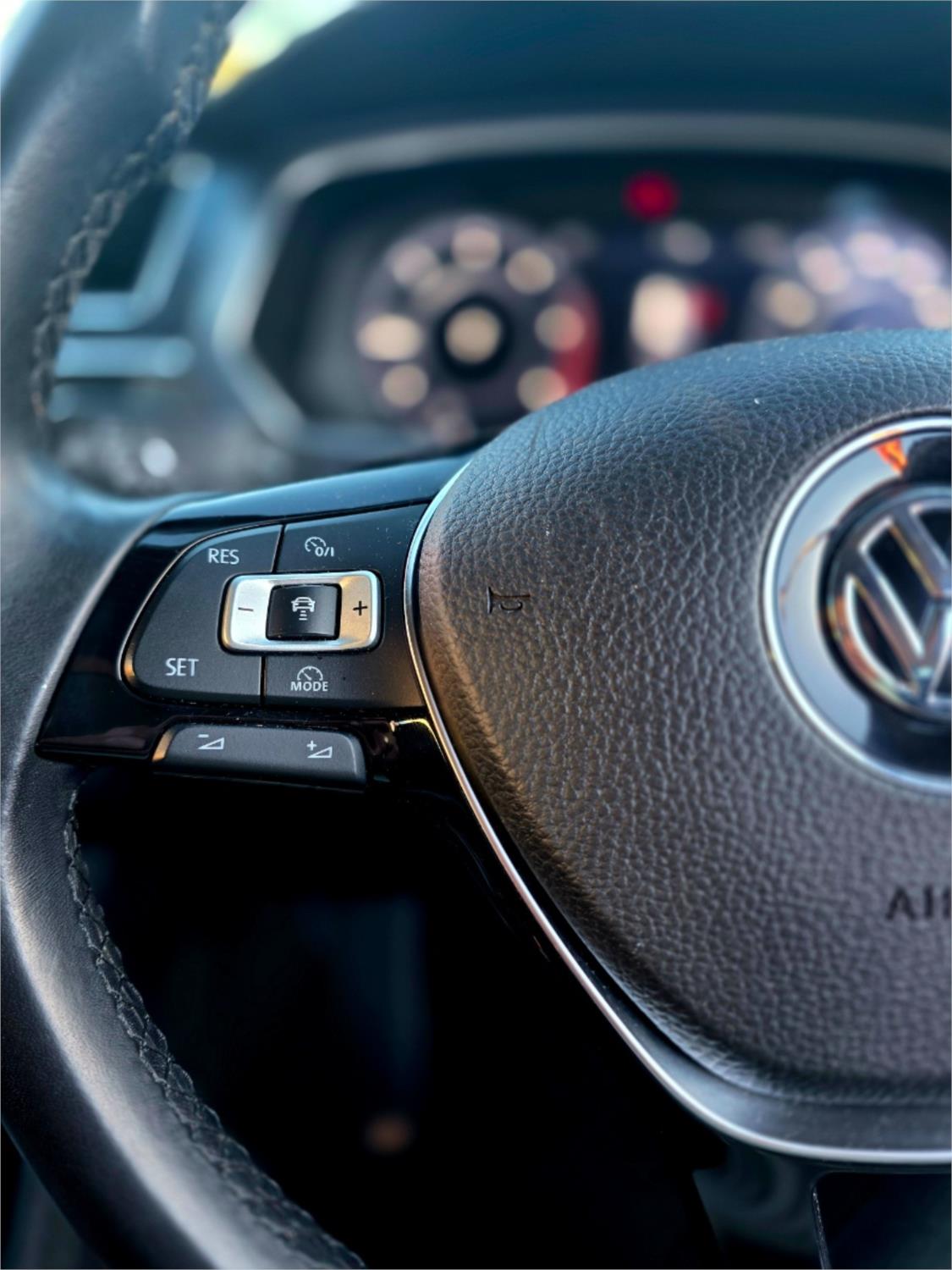 2016 Volkswagen Tiguan 110TDI in white, photo 14 of 20