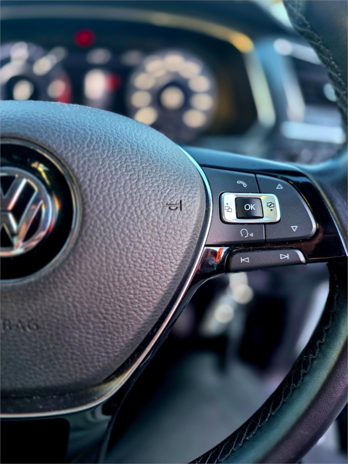 2016 Volkswagen Tiguan 110TDI in white, photo 15 of 20