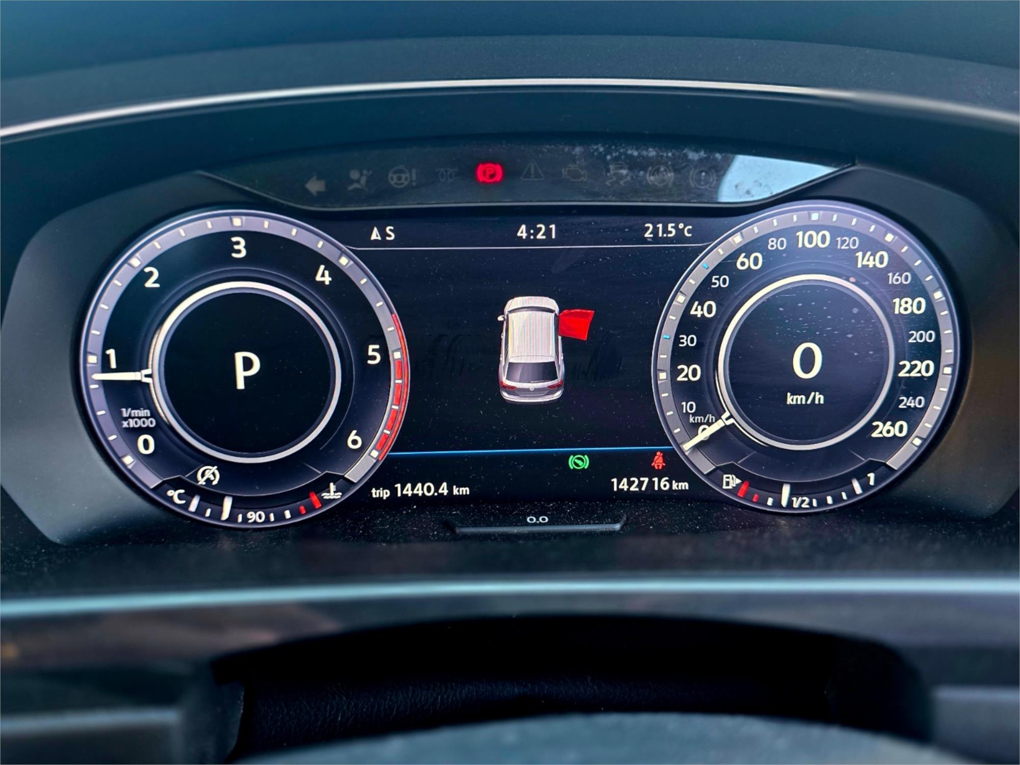 2016 Volkswagen Tiguan 110TDI in white, photo 16 of 20