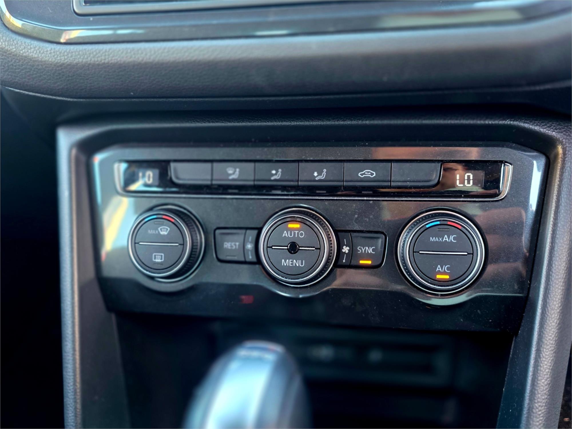 2016 Volkswagen Tiguan 110TDI in white, photo 18 of 20