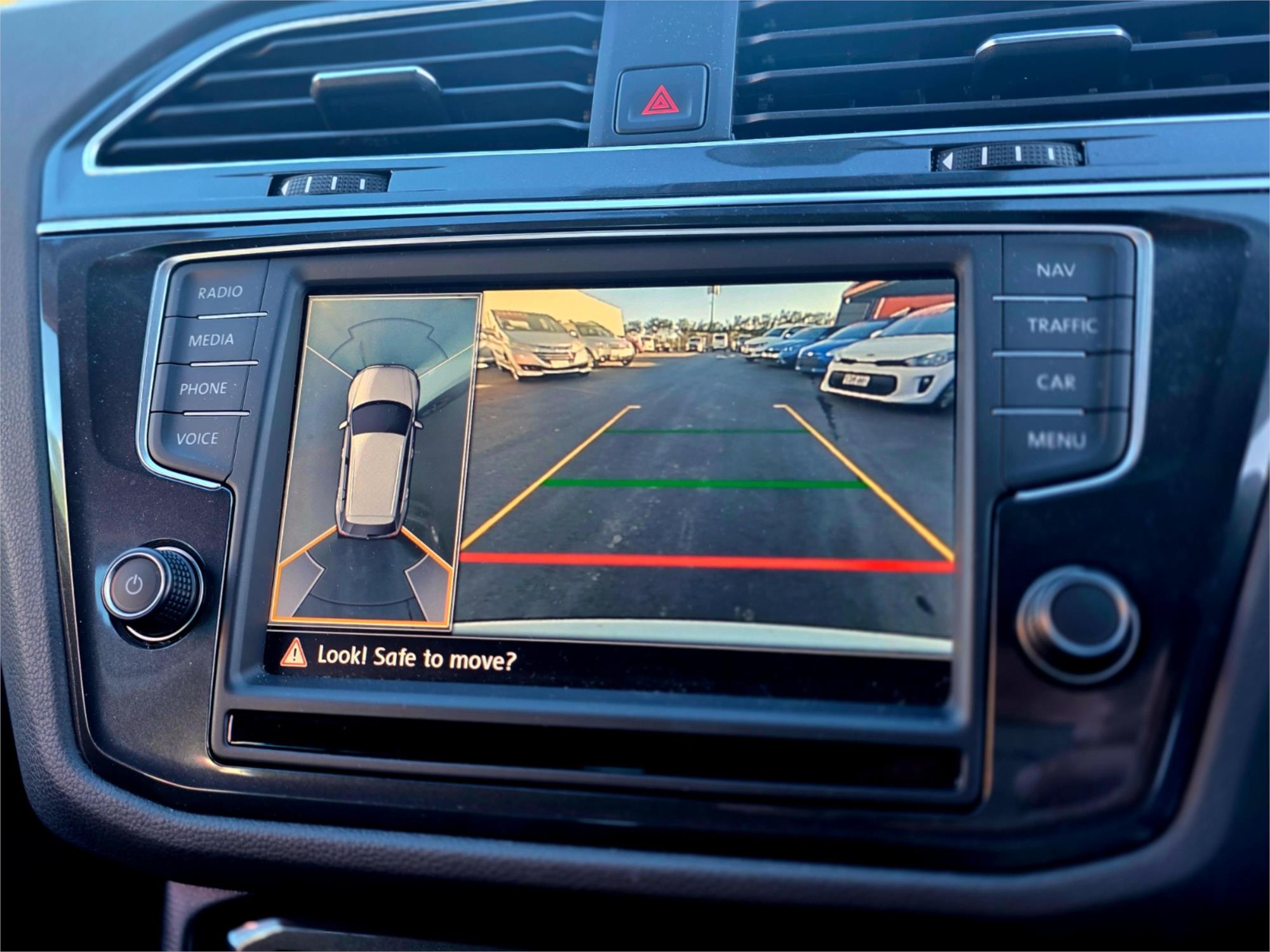 2016 Volkswagen Tiguan 110TDI in white, photo 19 of 20